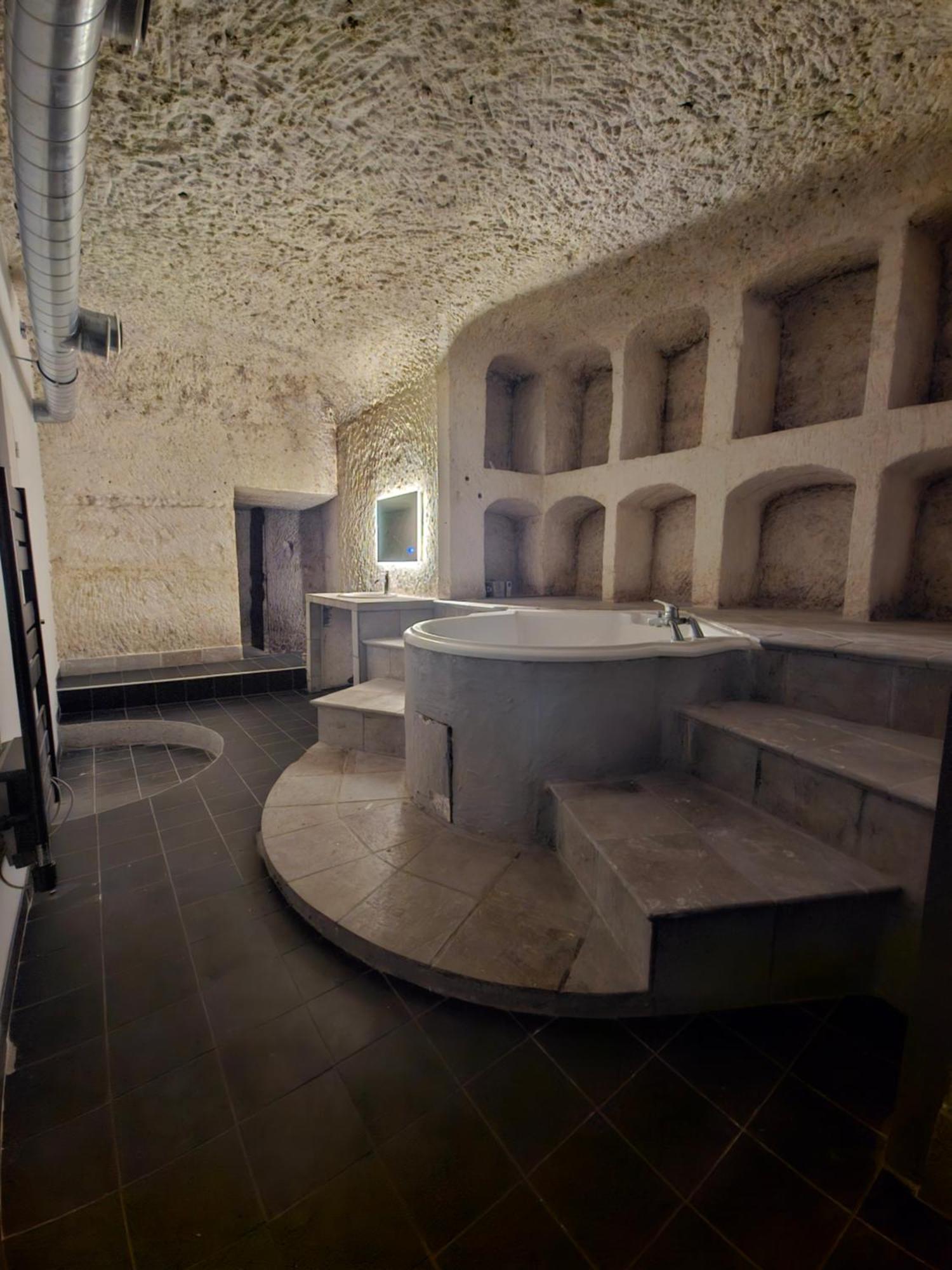 Troglodyte Baths Apartment Saint-Etienne-de-Chigny Exterior photo